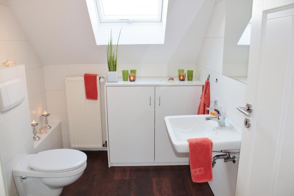Hauptbad mit Wanne und bodengleicher Dusche